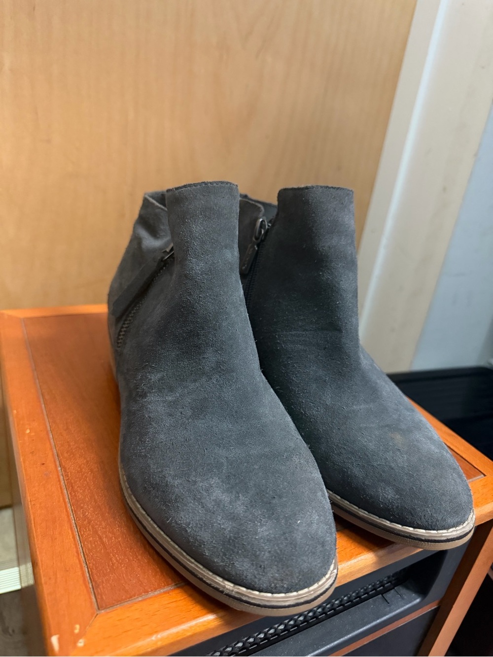 Blondo Women’s Gray Suede Waterproof Ankle Booties. Size: 8 - Picture 2 of 7